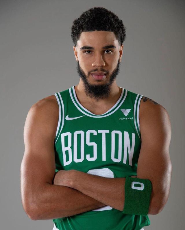 [CBA]赵继伟分球 张镇麟加速突破双手隔扣.